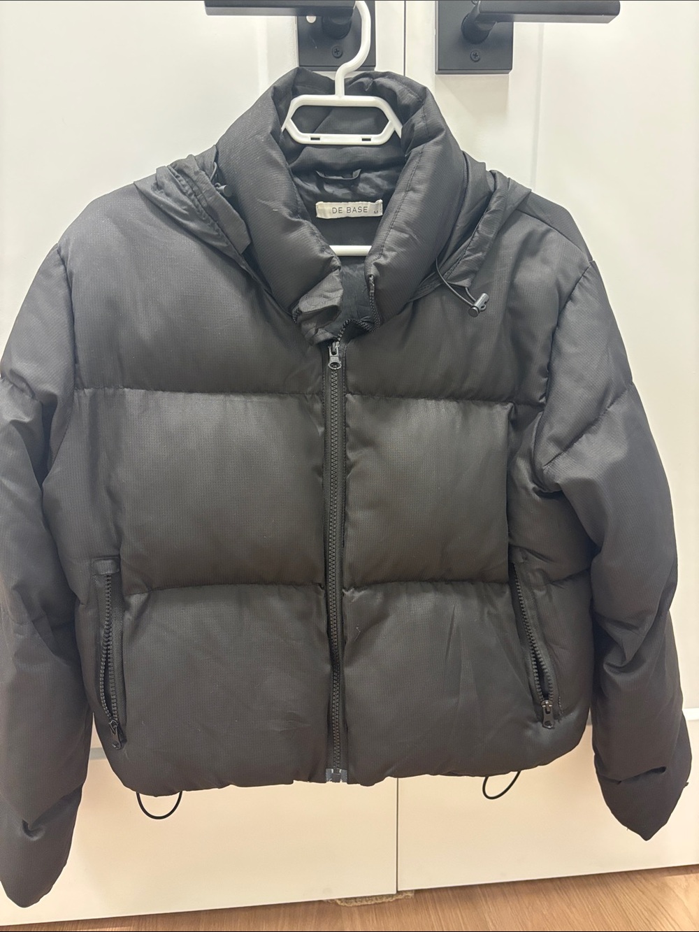DE BASE black puffer jacket with optional hood